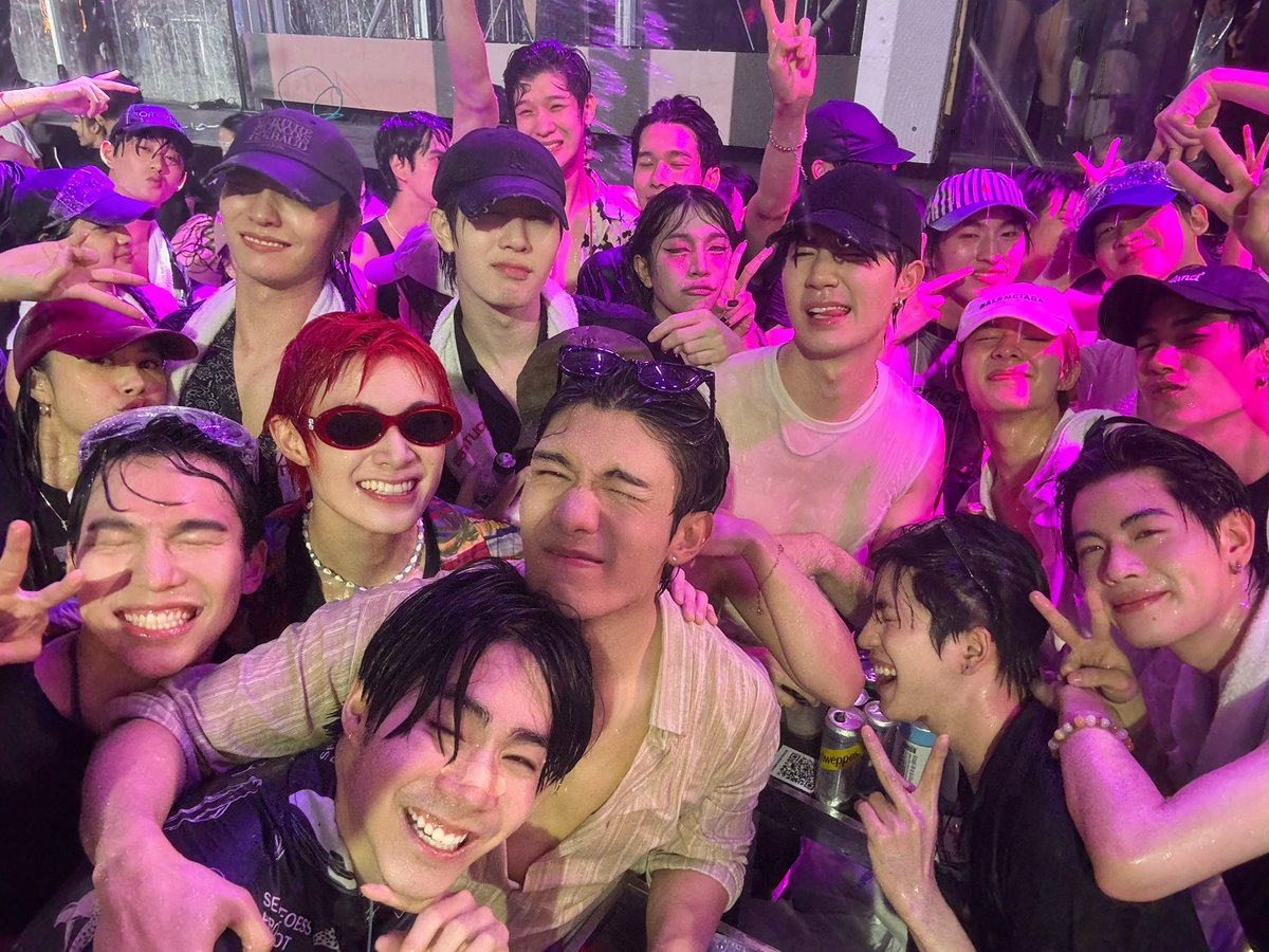 netsiraphop's tweet photo. สวัสดีวันสงกรานต์ ปีนี้สนุกมากก รักครอบครัวนี้ ปีหน้าจองตัวเหมือนเดิม😂 https://t.co/Nqam5K4SS8