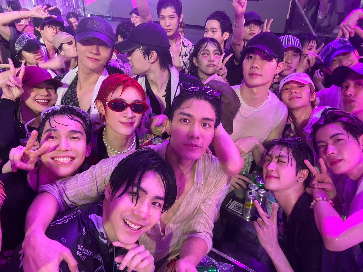 netsiraphop's tweet photo. สวัสดีวันสงกรานต์ ปีนี้สนุกมากก รักครอบครัวนี้ ปีหน้าจองตัวเหมือนเดิม😂 https://t.co/Nqam5K4SS8