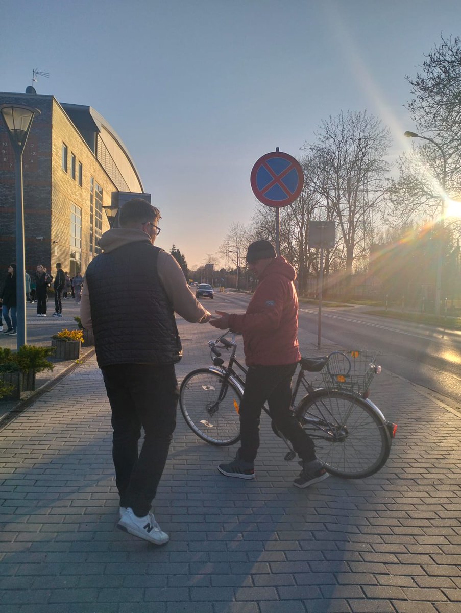 Krystian_Zygad's tweet photo. Aktywny weekend kampanii wyborczej!
W sobotę rozdawaliśmy ulotki Sławomira Mentzena, a dziś wspólnie z Młodzi dla Wolności Ostrowiec Świętokrzyski działaliśmy na miejskim targowisku, gdzie rozdawaliśmy gazetki dla seniorów 📰

#Mentzen2025 #NowaNadzieja #SławomirMentzen
🇵🇱🇵🇱🇵🇱 https://t.co/o8M8cvrAXU