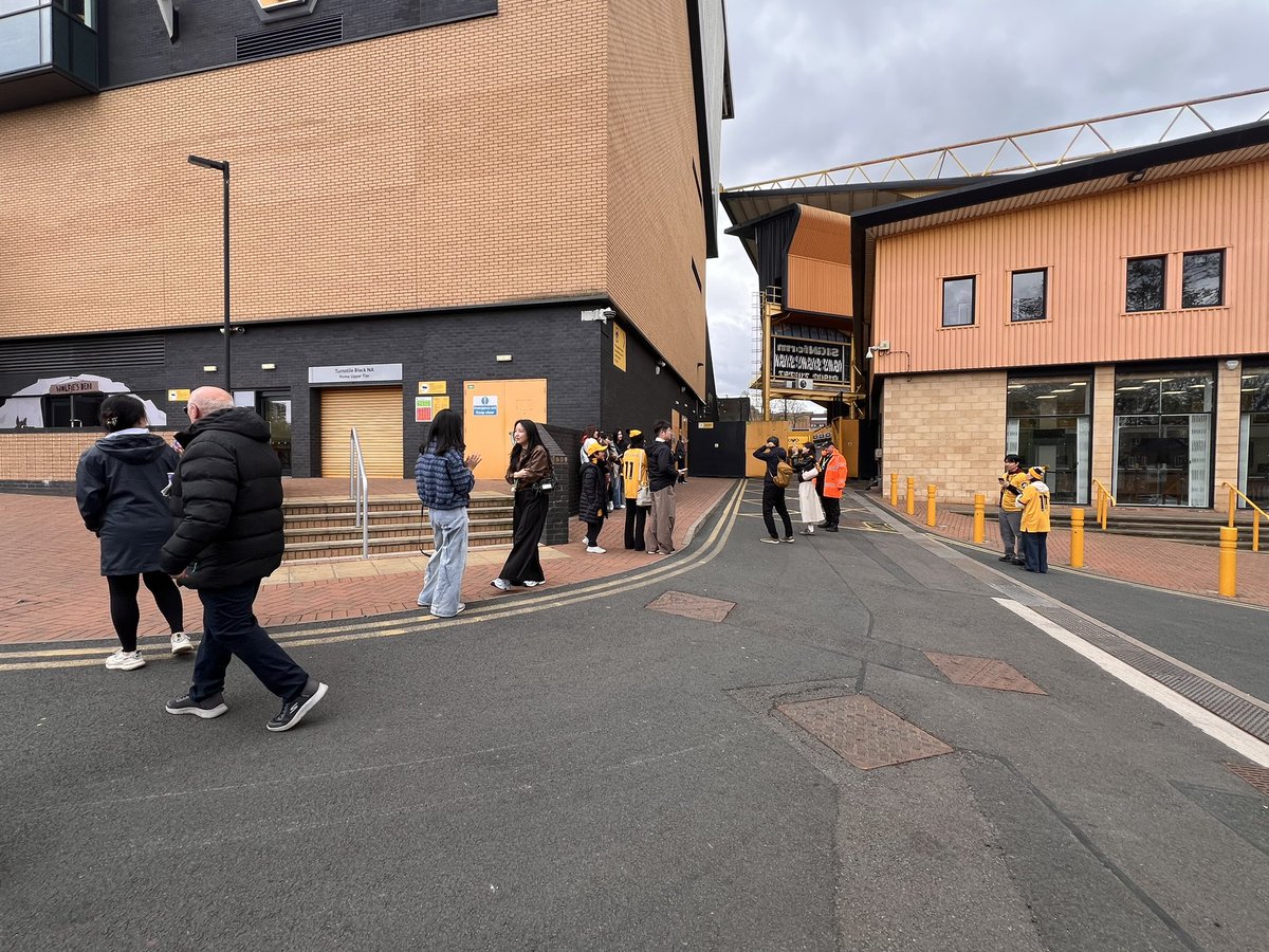 JacquiOatley's tweet photo. Plenty of South Korean 🇰🇷 interest here at Molineux 🏟️for the @premierleague match between @Wolves 🟠⚫️ and @SpursOfficial. Hwang hoping to get some game time off the #wwfc bench, #thfc captain Son may be rotated ahead of Frankfurt, let’s see. #WOLTOT https://t.co/SyyPCIF5wa