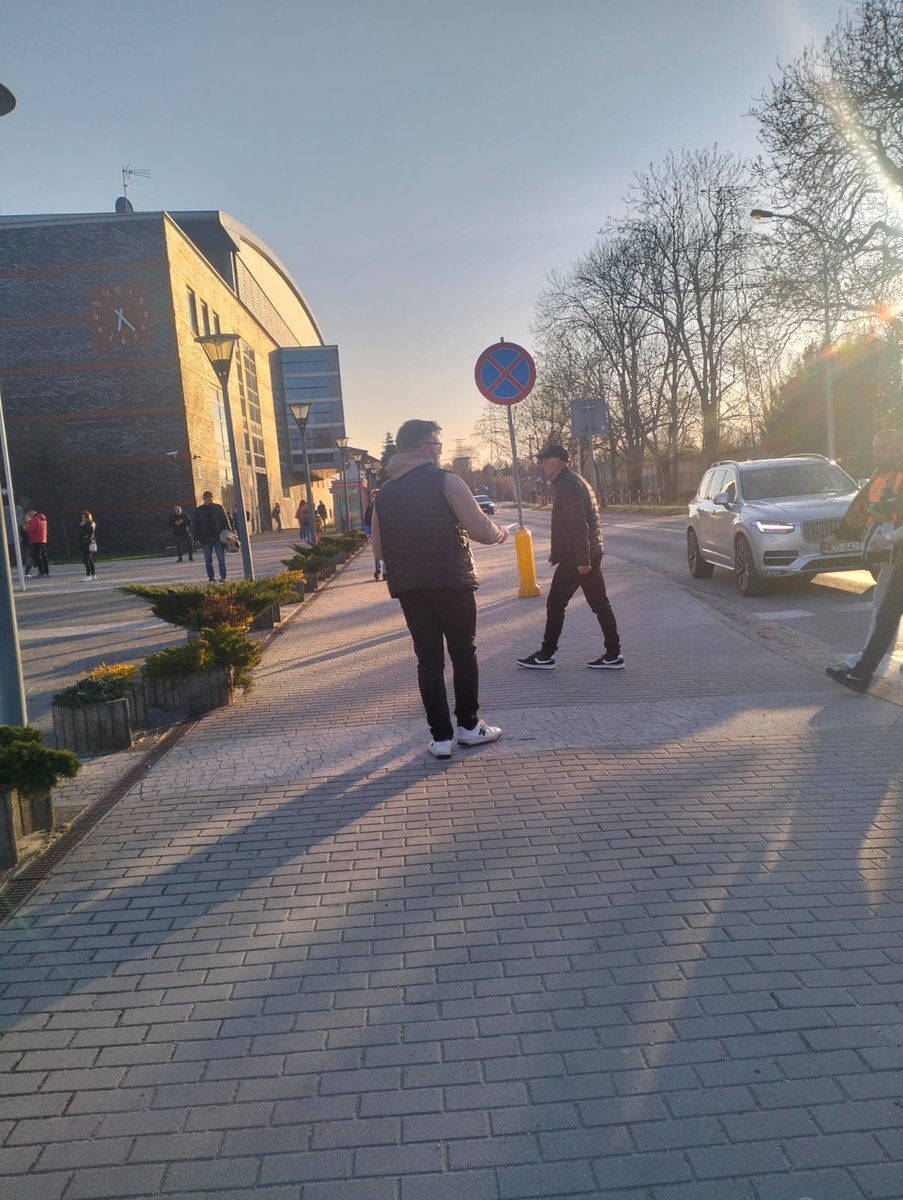 Krystian_Zygad's tweet photo. Aktywny weekend kampanii wyborczej!
W sobotę rozdawaliśmy ulotki Sławomira Mentzena, a dziś wspólnie z Młodzi dla Wolności Ostrowiec Świętokrzyski działaliśmy na miejskim targowisku, gdzie rozdawaliśmy gazetki dla seniorów 📰

#Mentzen2025 #NowaNadzieja #SławomirMentzen
🇵🇱🇵🇱🇵🇱 https://t.co/o8M8cvrAXU