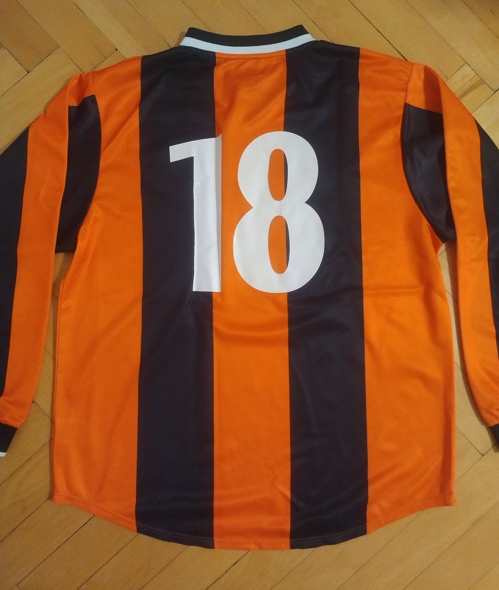 svetdresov's tweet photo. Bývalý košický funkcionár Róbert Varga v súčasnosti bojuje so zákernou chorobou. Pomôcť mu môžete aj účasťou na dražbe originálneho dresu 1. FC KOŠICE zo sezóny 2000/01, v ktorom Tigre hrali proti GAK Graz.
Dražba prebieha na Facebooku:
https://t.co/TiDVWONxFr
#dresy #drazba https://t.co/sFHn4ju4wE