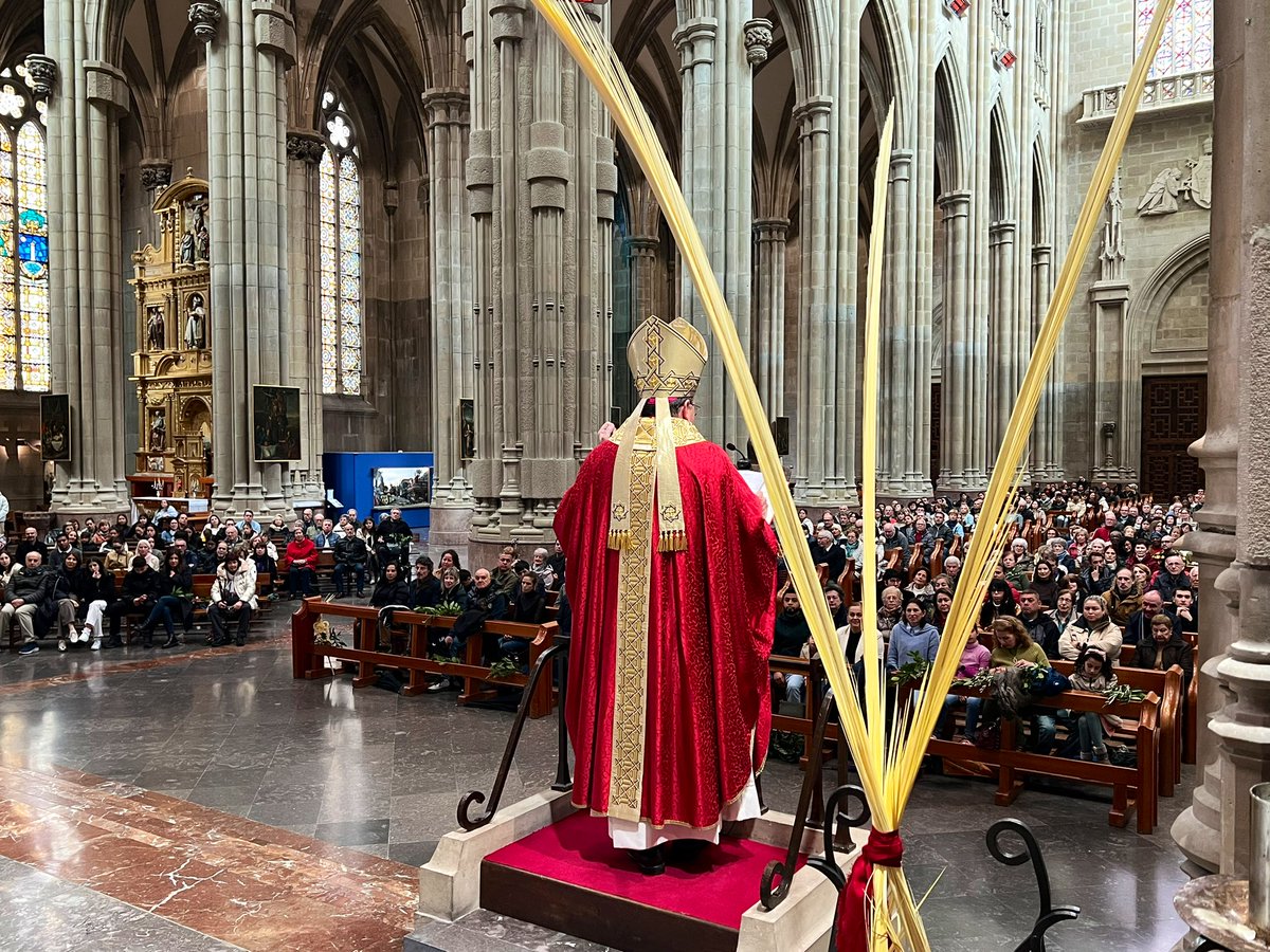 DiocesisVitoria's tweet photo. DOMINGO DE RAMOS 🌿 | Cientos de personas llenan la Concatedral de Maria Inmaculada para celebrar la Misa Pontifical de #DomingodeRamos. El @ObispodeVitoria, Mons. Juan Carlos Elizalde, ha presidido esta Eucaristía con su bendición a los ramos y a quienes los portan. https://t.co/iB6S543Hsl