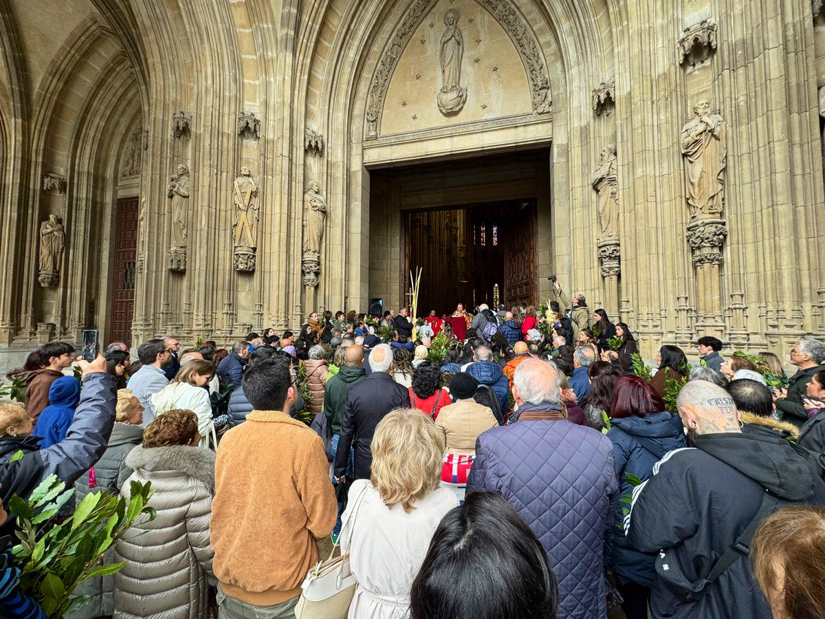 DiocesisVitoria's tweet photo. DOMINGO DE RAMOS 🌿 | Cientos de personas llenan la Concatedral de Maria Inmaculada para celebrar la Misa Pontifical de #DomingodeRamos. El @ObispodeVitoria, Mons. Juan Carlos Elizalde, ha presidido esta Eucaristía con su bendición a los ramos y a quienes los portan. https://t.co/iB6S543Hsl