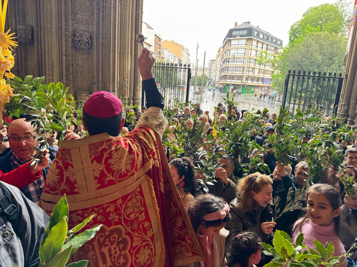 DiocesisVitoria's tweet photo. DOMINGO DE RAMOS 🌿 | Cientos de personas llenan la Concatedral de Maria Inmaculada para celebrar la Misa Pontifical de #DomingodeRamos. El @ObispodeVitoria, Mons. Juan Carlos Elizalde, ha presidido esta Eucaristía con su bendición a los ramos y a quienes los portan. https://t.co/iB6S543Hsl