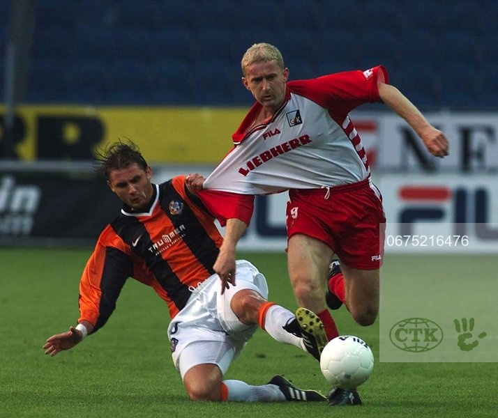 svetdresov's tweet photo. Bývalý košický funkcionár Róbert Varga v súčasnosti bojuje so zákernou chorobou. Pomôcť mu môžete aj účasťou na dražbe originálneho dresu 1. FC KOŠICE zo sezóny 2000/01, v ktorom Tigre hrali proti GAK Graz.
Dražba prebieha na Facebooku:
https://t.co/TiDVWONxFr
#dresy #drazba https://t.co/sFHn4ju4wE