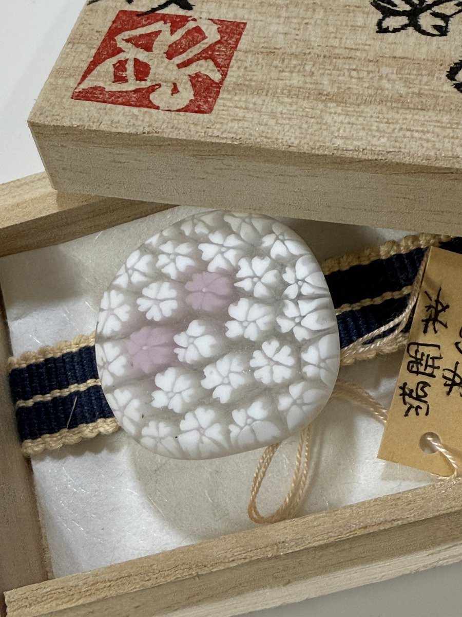 a_bee_koubou's tweet photo. 「満開桜」
桜の花のムリーニをフュージングそして研磨したものも帯留仕立てにしました❣️

#lampwork #murrine #millefiori #mosaic #fusing #polising #obidome #kiribako #hakogaki 
#帯留 #桐箱 #箱書き 
#Glass_Studio_a_bee #あびー工房 https://t.co/m8CHX65oXZ