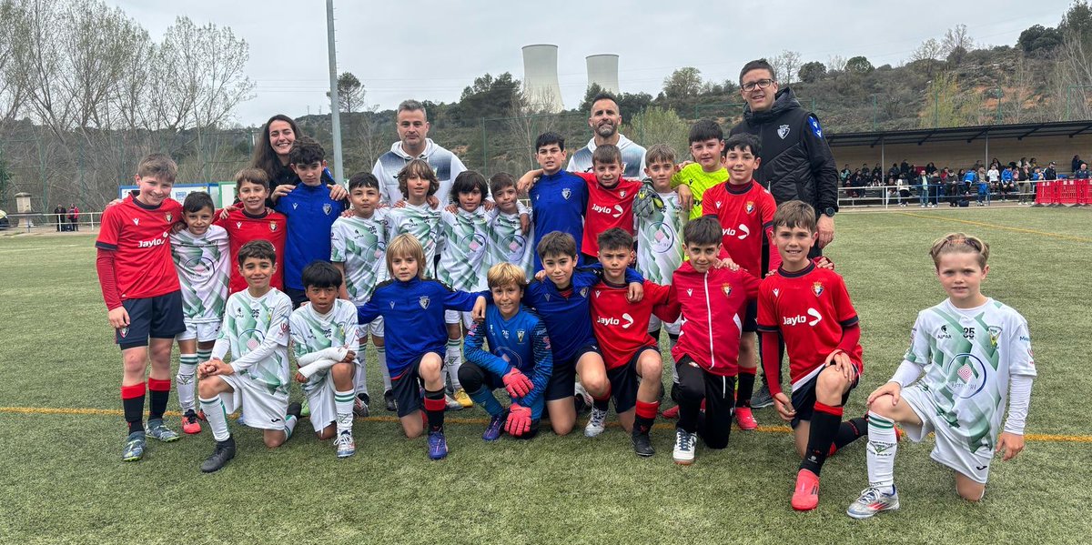 ParlaEscuela's tweet photo. ⚽ El Benjamín "B" disfrutó de una experiencia única en el Torneo de Trillo donde se midieron a clubes como el Club At. Osasuna o el Rayo Vallecano

🤍💚 Jugaron contra grandes canteras y además se marcaron un gran Torneo

#SoydelaEscuela https://t.co/UQX7BJBIqK