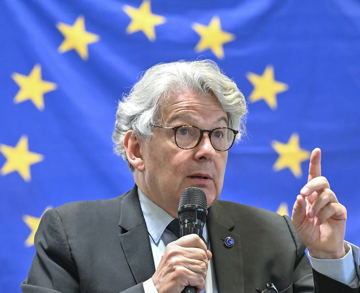 f_philippot's tweet photo. À l’instant l’ex Commissaire européen à la censure Thierry #Breton tout agacé sur LCI car l’UE s’est complètement couchée face à #Trump, qui l’a roulée dans la farine ! ⤵️

Jouissif ! 😂

« L’Europe doit montrer qu’elle n’a pas la main qui tremble ! » s’énerve-t-il ! 

Au moment où #Ursula vient de supprimer tous ses droits de douane avec les États-Unis, propose des taux à zéro sur les produits industriels américains, propose d’acheter + de GNL américain, veut accélérer le libre-échange avec #Mercosur, Inde, etc. ! 

Super agacé, Breton ajoute que #Meloni n’a « pas le droit » d’aller négocier directement avec #Trump !

➡️ Même les eurogagas voient que l’UE est une nullité catastrophique ! 😂

Allez dehors Breton allez-vous coucher ! Et #Frexit vite !