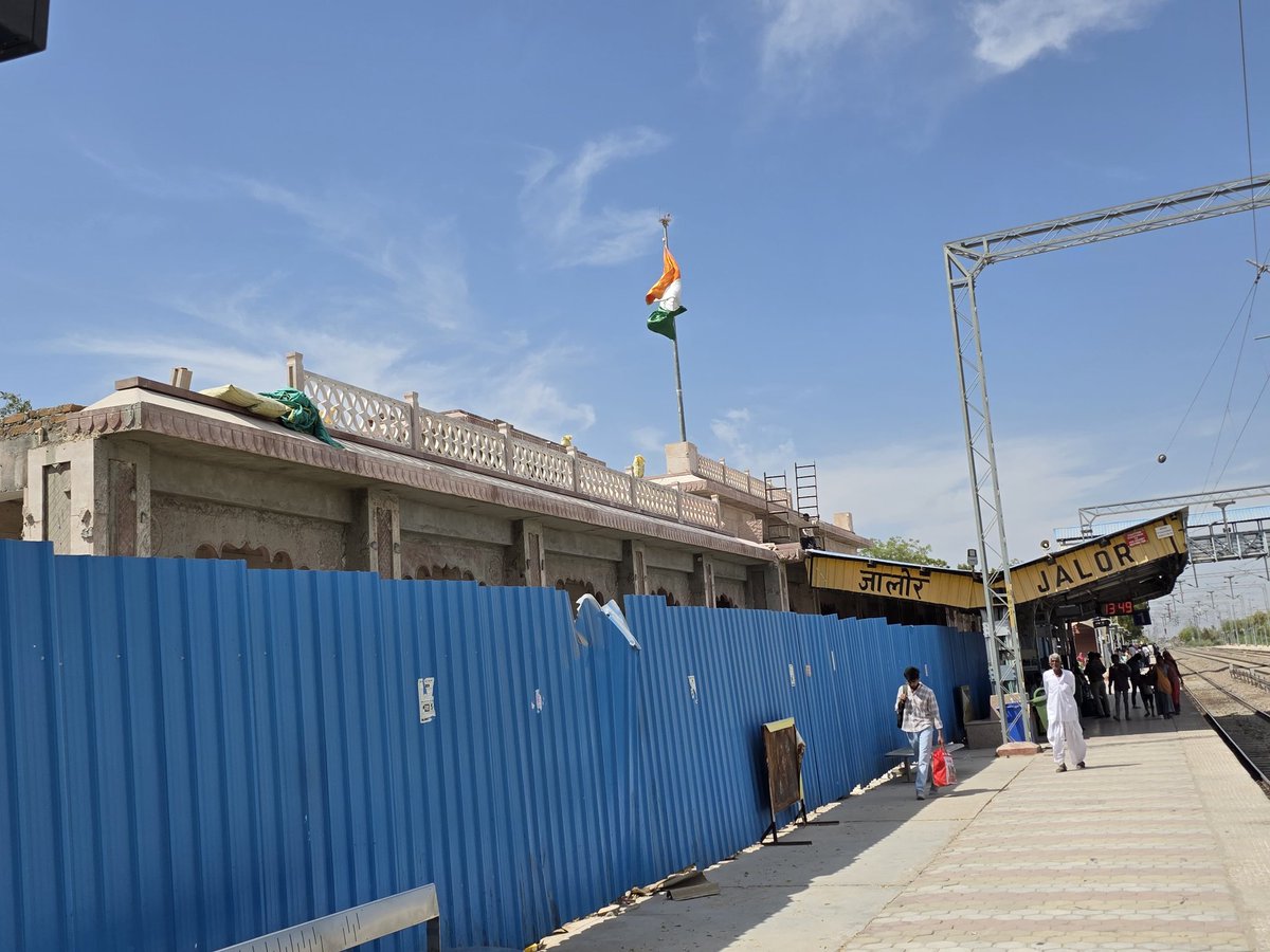 20625/26 चेन्नई–भगत की कोठी वाया जालौर नई ट्रेन सेवा शुरू करने के लिए धन्यवाद रेल राज्य मंत्री <a href="/RavneetBittu/">Ravneet Singh Bittu</a> जी ओर हमारे रेल मंत्री <a href="/AshwiniVaishnaw/">Ashwini Vaishnaw</a> जी ओर सांसद महोदय जालौर के माननीय <a href="/lumbaram64/">Lumbaram Choudhary</a> को भी बहुत आभार🙏
<a href="/virendrasingghJ/">That Confrontational guy 😄</a> <a href="/DrmChennai/">DRM Chennai</a>