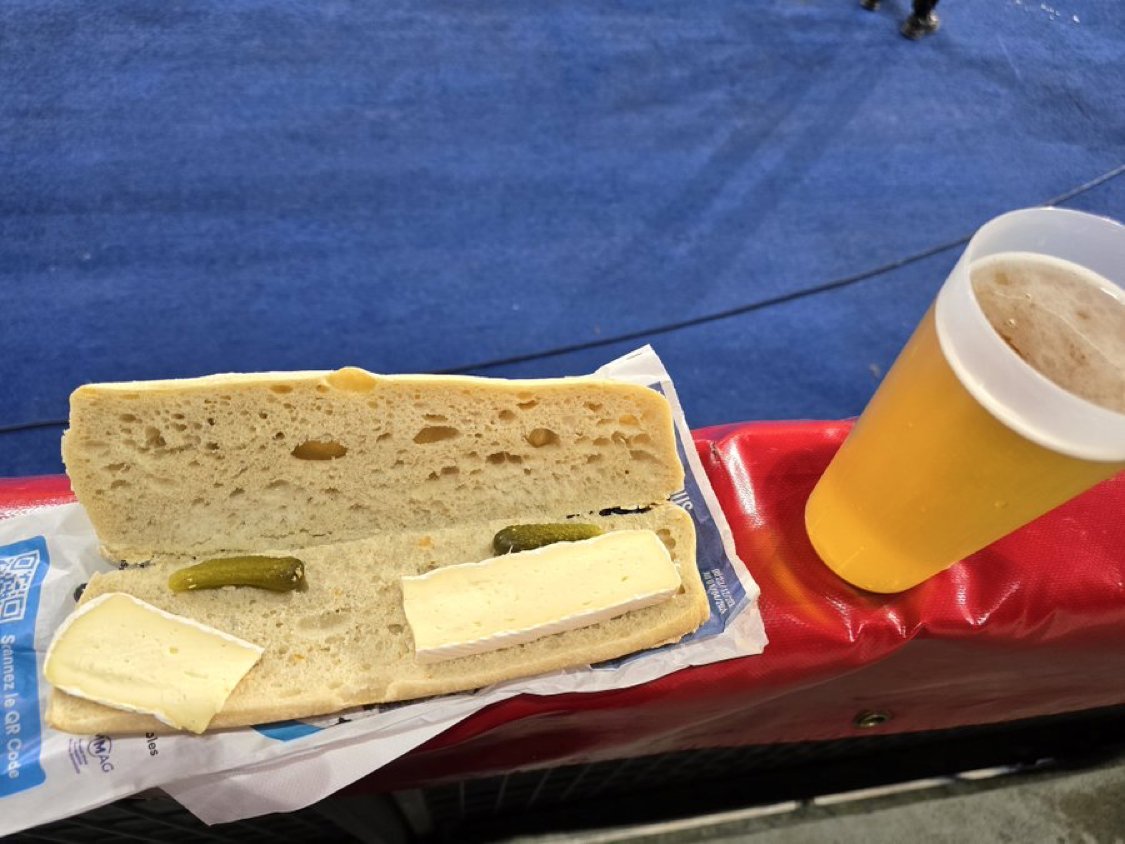 AndiOnrubia's tweet photo. Se ha viralizado en Francia este bocadillo de 12 euros que incluye una pinta de cerveza en el estadio del Grenoble, actualmente en la Ligue 2.

Me parece una estafa de proporciones bíblicas. https://t.co/qzEwl6QTLb