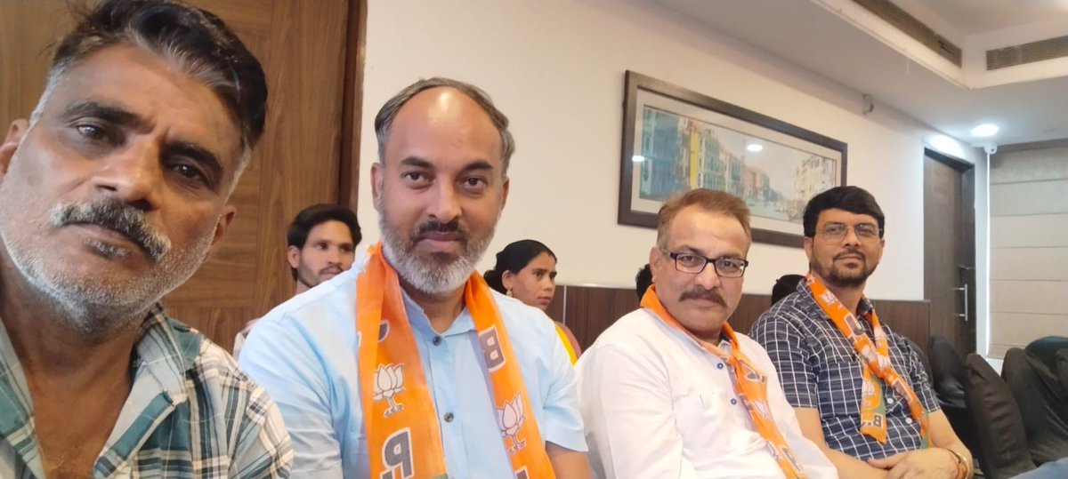 thakur_ustomar's tweet photo. गाजियाबाद महानगर अध्यक्ष श्रीमान मयंक गोयल जी के नेतृत्व में आज इंदिरापुरम के वार्ड ९९ में चोपाल का आयोजन किया गया जिसमें सभी कार्यकर्ताओं ने हिस्सा लिया । ⁦@mayankgoelbjp⁩ ⁦@sunilsharmamla⁩ https://t.co/mxUwXIvcFC