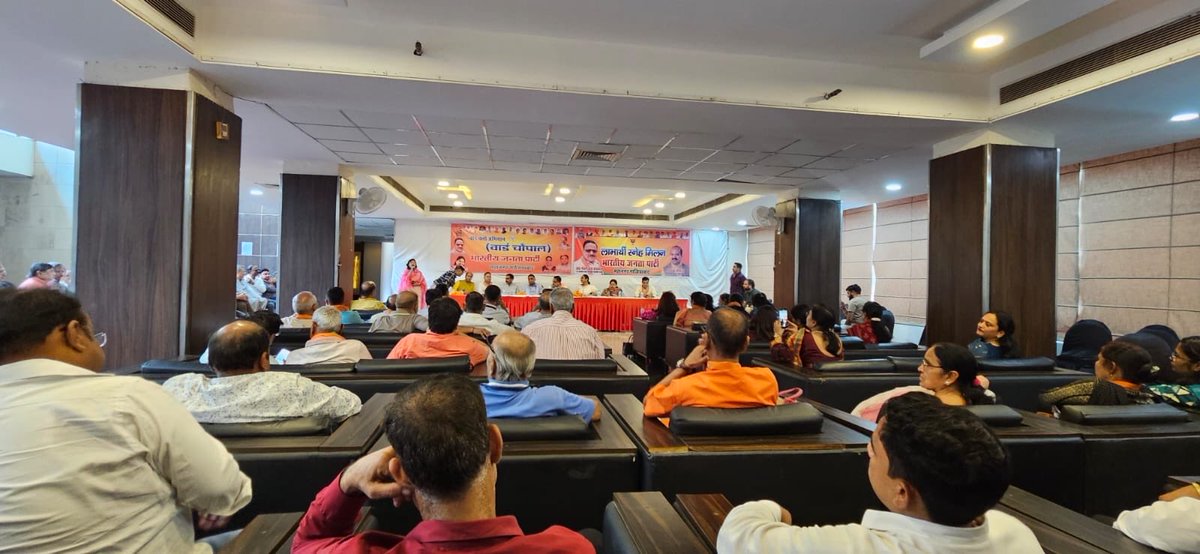 गाजियाबाद महानगर अध्यक्ष श्रीमान मयंक गोयल जी के नेतृत्व में आज इंदिरापुरम के वार्ड ९९ में चोपाल का आयोजन किया गया जिसमें सभी कार्यकर्ताओं ने हिस्सा लिया । ⁦<a href="/mayankgoelbjp/">Mayank Goel</a>⁩ ⁦<a href="/sunilsharmamla/">Sunil Kumar Sharma</a>⁩