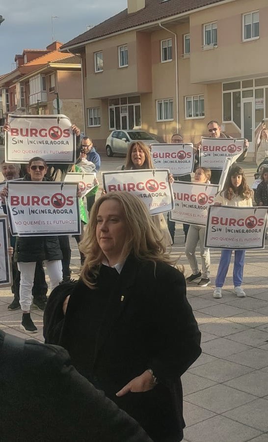 IUBurgos's tweet photo. ¿@cris_ayala_ pasará a la historia como “la alcaldesa de la basura”? 
¿Permitirá que, cada día, cientos de camiones llenos de residuos lleguen a Cortes a quemar la basura de toda CyL?
La macroincineradora de CyL en Cortes: ¿eso planeáis @popularesburgos? 

https://t.co/KsZkoXOrmb https://t.co/DdSyQLMY23