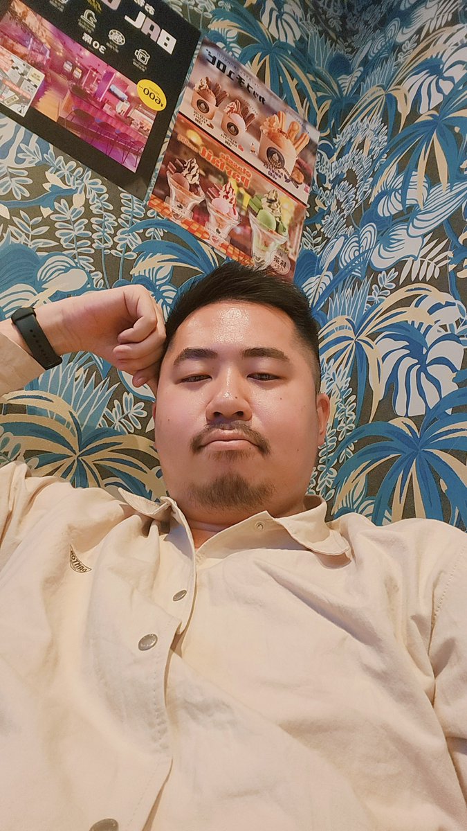 焼肉たらふく食ってグロッキーになったので一旦カラオケﾁﾙ