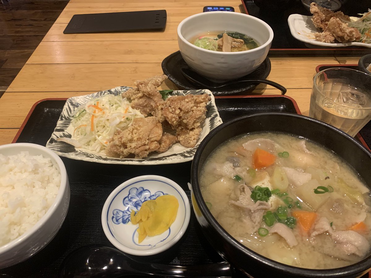 hal_kun428's tweet photo. 💵が少し下がったのでチップ代だけ✈️仙台空港で💵に交換
その後、荒井の武屋食堂でランチしてきた。
ここの唐揚げ豚汁定食がマジ美味い😋 https://t.co/1axob44Eud