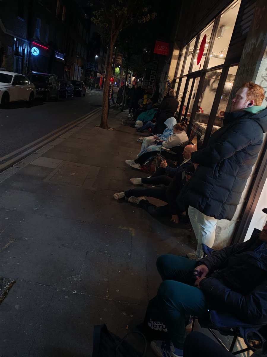 kevingoymer's tweet photo. @rsd25 @RoughTrade @LouisDunford from Louis dunford straight to rough trade at 2:50am to 53 in queue to home at 09:30 must be mad at 54yrs of age but worth it! https://t.co/1Dtg8cW13b