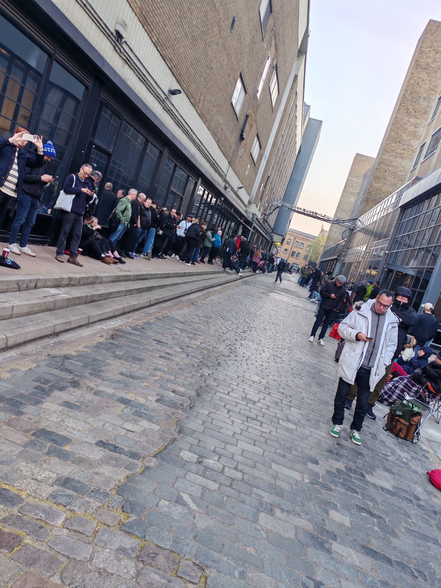 kevingoymer's tweet photo. @rsd25 @RoughTrade @LouisDunford from Louis dunford straight to rough trade at 2:50am to 53 in queue to home at 09:30 must be mad at 54yrs of age but worth it! https://t.co/1Dtg8cW13b