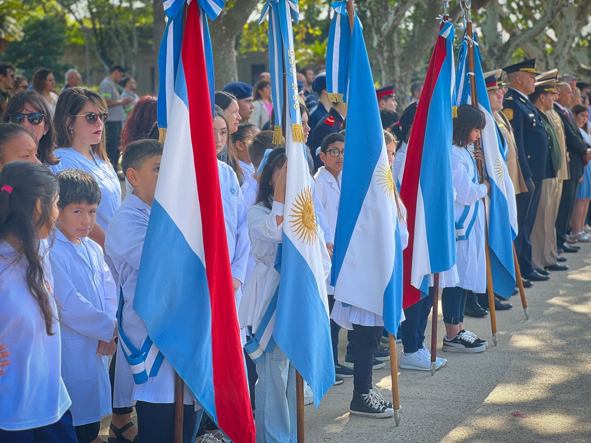 MauroGodein's tweet photo. 162 años de historia, identidad y raíces.
En Colón celebramos el aniversario con un acto cargado de emoción, cultura y memoria.
El nuevo Escudo Municipal se presentó como símbolo del presente que honra al pasado y proyecta futuro. https://t.co/EgvpS3EcbQ
