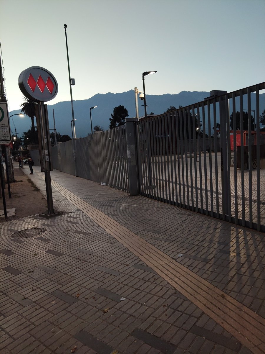 LordPetzolda's tweet photo. @metrodesantiago Que pasa? Estación Fernando Castillo Velasco cerrada tengo que estar en mi trabajo a las 8! https://t.co/q0TA5GYZ4S