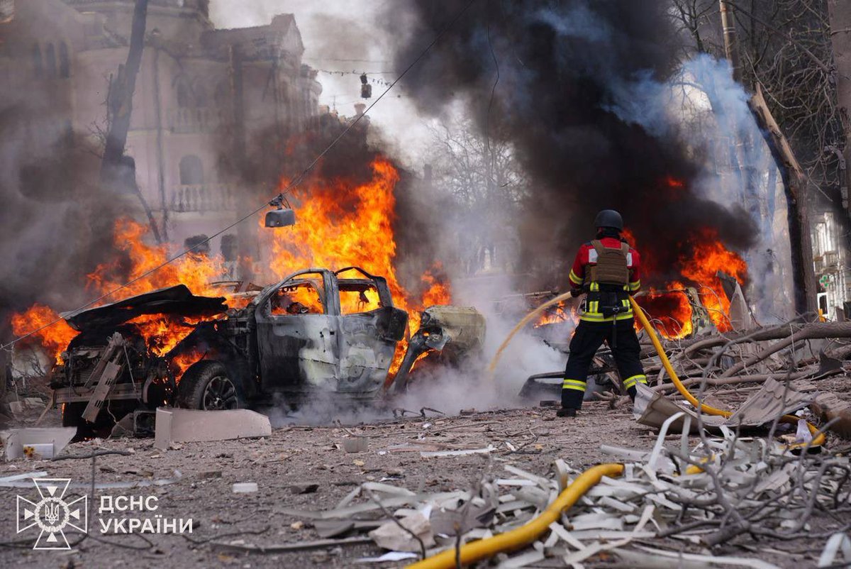 poroshenko's tweet photo. Суми… 
 
У святий день по цивільних касетним боєприпасом… 
 
Тільки терорист міг віддати такий наказ. Тільки терорист міг натиснути на кляту кнопку. І тільки терорист міг за цим мовчки спостерігати. 
 
Зараз вже 31 людина… Діти ховають батьків, батьки дітей… росіяни не лише забирають життя, а руйнують сімʼї та долі… 
 
Вони намагаються залякати всі прифронтові міста. Цей тероризм можна і треба зупинити. Нам потрібен мир через силу, більше санкцій проти країни-терористки, більше зброї Збройним Силам.

Зло має бути покараним.
 
Щирі співчуття рідним та близьким…