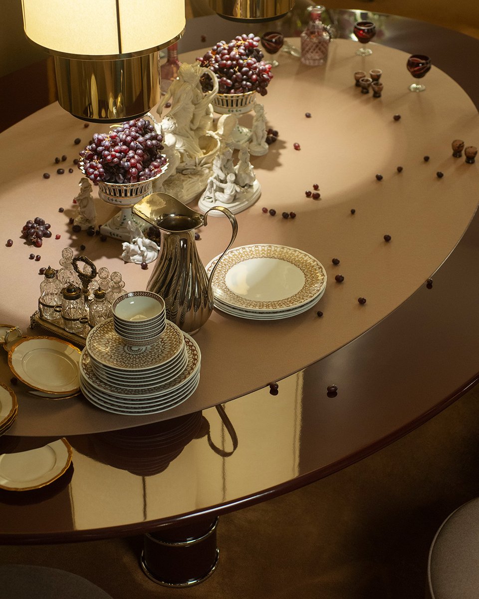 LoroPiana's tweet image. Capturing day-to-day living in its varied facets.

For La Prima Notte di Quiete, inside the dining room, a picture of quiet drama unfolds. 

#LoroPiana
#SaloneDelMobile
#MilanDesignWeek
#LoroPianaInteriors