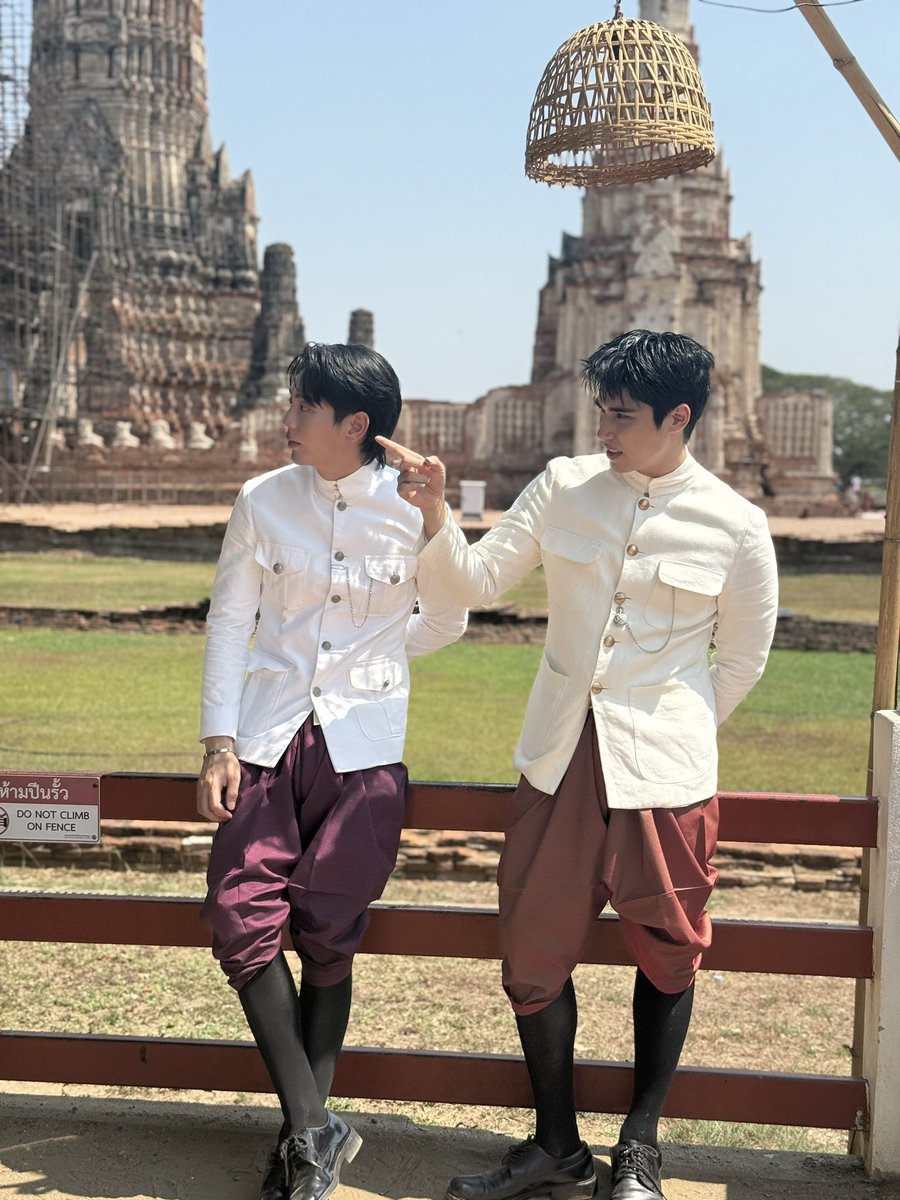 justinsotangkur's tweet photo. สวัสดีปีใหม่ไทย 
ฝากรูป อีก 3 ภาพ เป็นที่ระลึกครับ
ไม่มองกล้องกันเลย 
มัวแต่มองชมนกโบราณสถาน

แต่ส่วนใหญ่น่าจะมองกันเอง
#Uppoompat #Poompps
@uppoompat @poompps1 https://t.co/zaMpGNgj8w