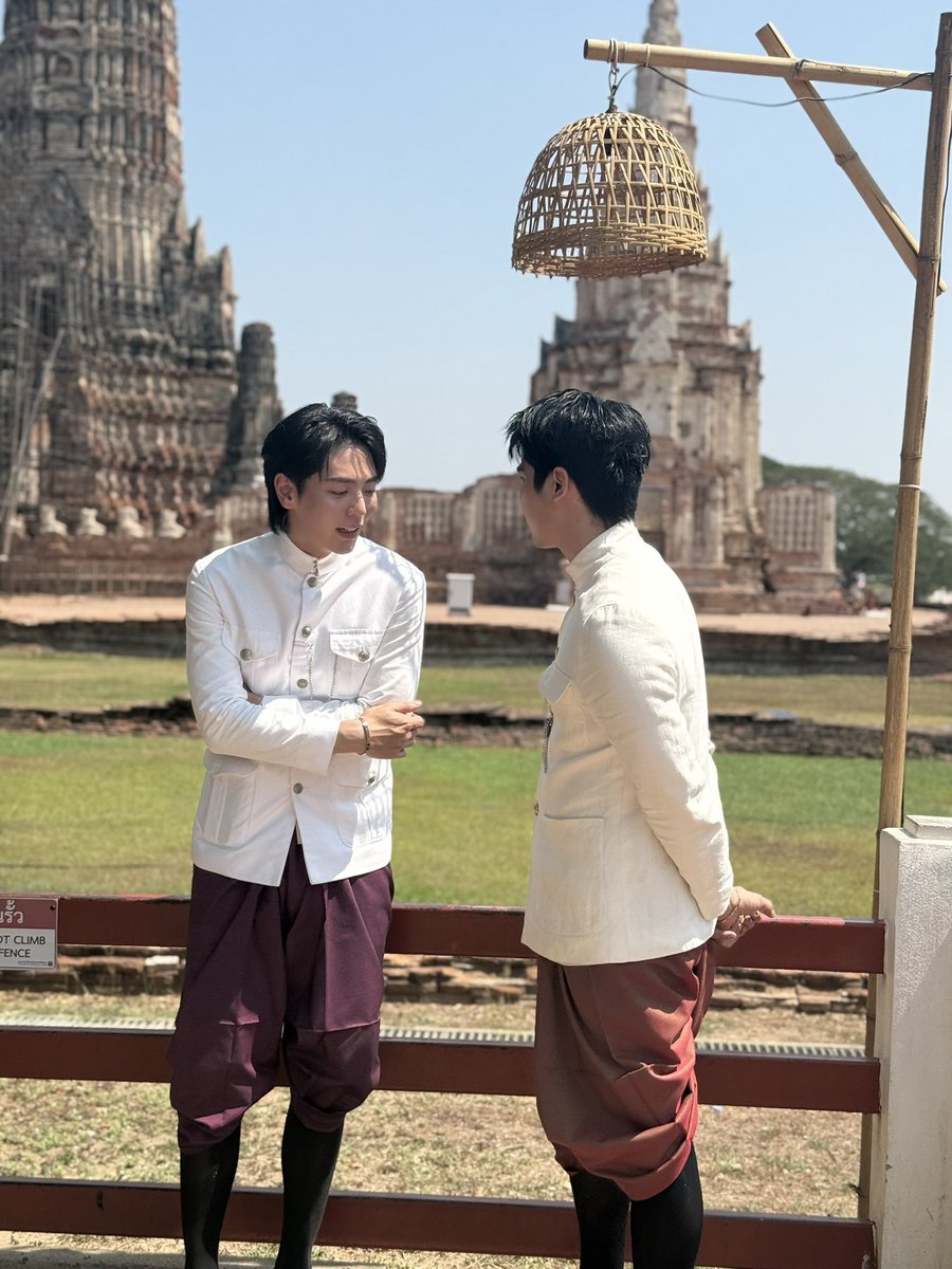 justinsotangkur's tweet photo. สวัสดีปีใหม่ไทย 
ฝากรูป อีก 3 ภาพ เป็นที่ระลึกครับ
ไม่มองกล้องกันเลย 
มัวแต่มองชมนกโบราณสถาน

แต่ส่วนใหญ่น่าจะมองกันเอง
#Uppoompat #Poompps
@uppoompat @poompps1 https://t.co/zaMpGNgj8w