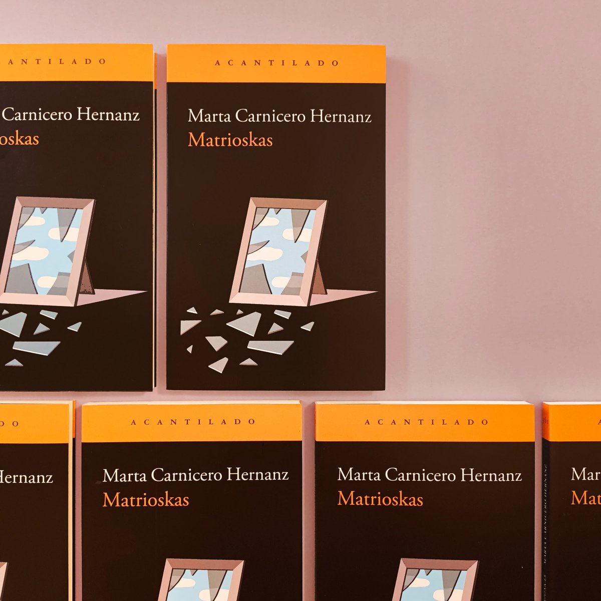 «Amo a <a href="/CarniceroMarta/">𝙼𝚊𝚛𝚝𝚊 𝙲𝚊𝚛𝚗𝚒𝚌𝚎𝚛𝚘 𝙷𝚎𝚛𝚗𝚊𝚗𝚣</a> porque va más allá, y donde va es brutal. Enlaza el oscuro dolor de lo privado con lo que todavía es más oscuro y se encubre en lo público».
Enrique Vila-Matas

Hoy celebramos que «Matrioskas» ha llegado a la tercera edición.

ℹ️acantilado.es/catalogo/matri…