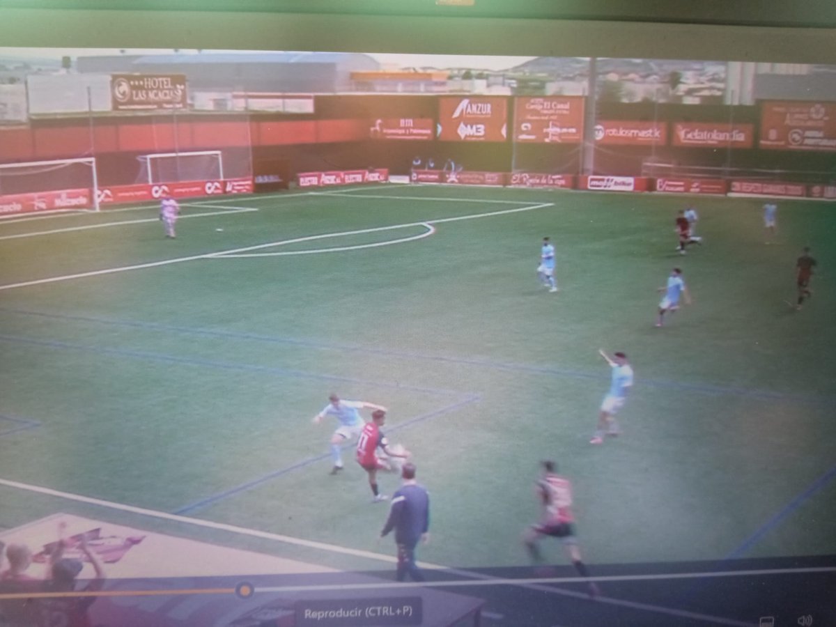 Esta es la acción del fuera de juego anulado a Tommy Montenegro. El delantero del <a href="/SalermPG/">Salerm Puente Genil F.C.</a> parte en posición correcta. Error grave del trío arbitral.