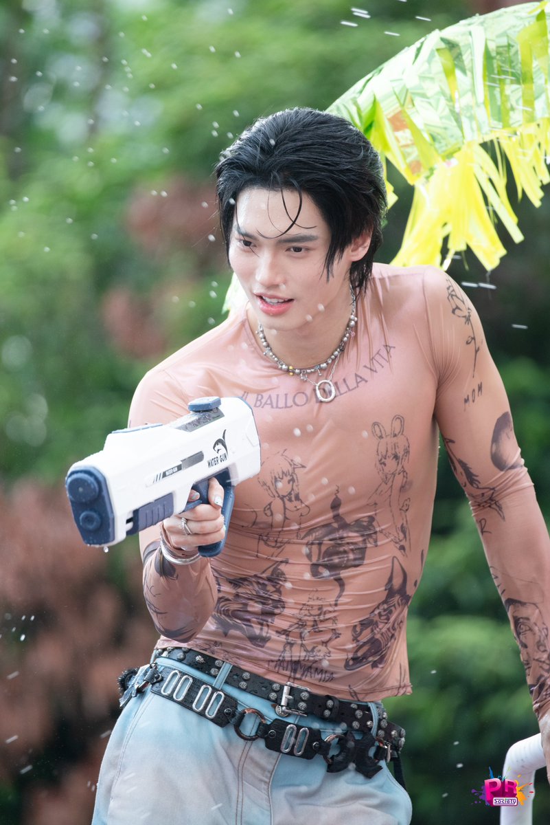 PRSocietyNews's tweet photo. จะมีอยู่คนนึง... ฉีดน้ำยังไงให้หล่อขนาดนี้ 🫠💦🔫 

WIN SONGKRAN KING POWER 
#KingPowerSongkran2025xWinMetawin 
#winmetawin  
#KingPowerSongkran2025 
#อภิมหาสงกรานต์รางน้ำ https://t.co/Mp7pwiIrmG