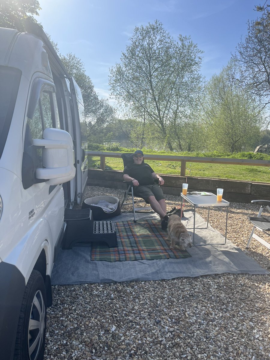 Rach 🐝 tweet media