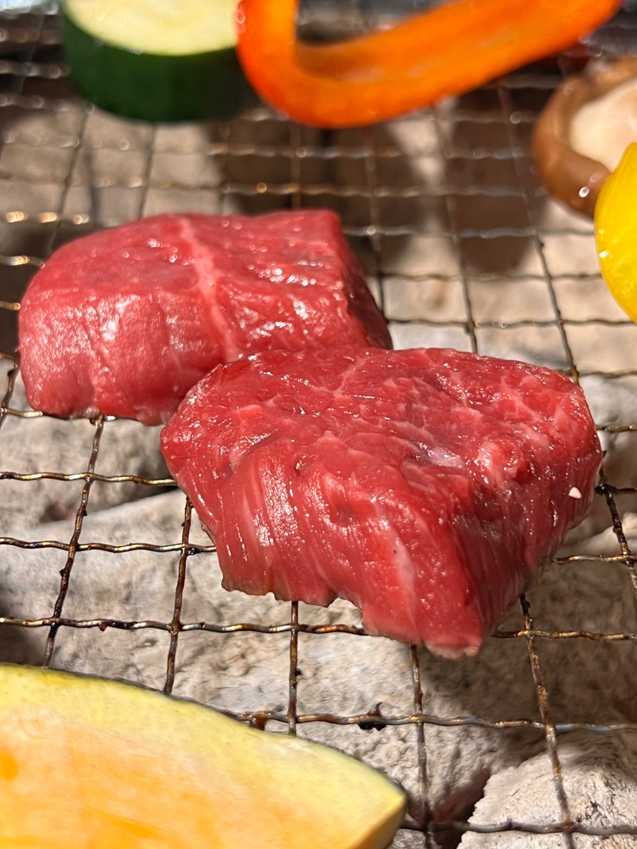 mitsuboshi_7's tweet photo. A5ランク焼肉→6500円の超コスパ焼肉！

大阪西中島南方【焼肉はうすたられば】

梅田駅から3駅くらいです！(近い)

■6500円のコース
・キムチ4種
・チョレギサラダ
・ご飯(ライス)
・塩タン
・ミスジ
・サーロイン
・内モモ
・ハラミ
・とりもも
・テッチャン
・ミノ
・ロース焼きしゃぶ
・黒豚バラ
・タンカルビ
・上厚切りタン
・焼き野菜

<料理に関する情報>-----------------
※お米は、三重県伊賀市のはさがけ米
自然乾燥的な方法で乾燥をさせるので
お米の味がよくなると言われています。

※お肉はBMS10番を使用していて
丸ごと一頭買いしている。

B.M.Sの8~12をA5ランクと
定義されています。

その中でもBMS10を選んで
お肉を仕入れているようです。

更に一頭買いもしているので
希少部位も楽しんでいただける。

お肉は全て鹿児島の黒毛和牛！

タレは塩以外は自家製とのこと。
------------------------------------

総評としては
こんなにたこだわりのお肉が食べれて
6500円で飲み放題なのはお得すぎる。

牛のみならず鶏肉・豚肉もこだわっていて
とても美味しくいただけました。

鹿児島では味噌だれで食べる
みたいな文化もあるみたいで
その味噌だれのおいしさに感動して
お店でも入れることを決めたようです。

------------------------------------

<お店の名前の由来について>
店主さんが人生ふらふらしてた時期に
焼肉やりたいなーってずっと言ってて
〜できってたら、〜ればって言ってて
ようやく実現した焼肉屋で”たられば”
という店名をつけたみたいです。

2店舗やる時は”たなぼた”に
するようです。笑

------------------------------------

ミスジにはおろしポン酢をつけて食べる。
⇨さっぱいしていて美味しい。

・塩タン→柔らかくてすごく芳醇。
厚切りタン→上に同じく芳寿豚。
噛めば噛むほど美味しい系。

・ロース焼きしゃぶ
砂糖入ってる？みたいな味わい甘さがある。
ウルトラうまい。

・ミスジは太めのやつ(サーロインの横)
→ぷりっぷり。お？もちもち？みたいな味わい。
超美味しい。

・タンカルビ
→めっちゃコリコリしてて美味しい。

・テッチャン｜ミノ
結構焼いてから食べた。
脂が重たくなくて美味しかった。

久しぶりにホルモンを食べたので
ホルモンってこんな美味いしかった？
ってなりました！！

・サーロイン
これも超美味しかった。

・内モモ
肉肉しくてかみごたえもあって満足度高め。

・ハラミ
・鶏もも肉
・黒豚バラ
これも脂も甘いし美味しい。
フルーティな焼肉のタレと相性抜群。

・タンカルビ
こりこりしててたまらんかった。
これも美味しいです。

全体的にお肉も美味しいし
お酒もありったけ飲めるので
かなりお得で行くべきです！

1月とかずっと満席くらいな状態が
続いていたようです！(すごい！)

是非行ってみてください！