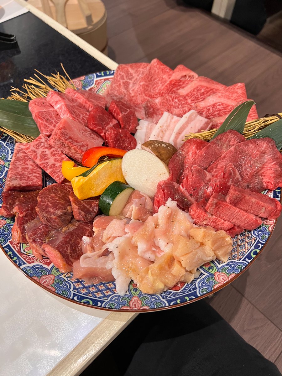 mitsuboshi_7's tweet photo. A5ランク焼肉→6500円の超コスパ焼肉！

大阪西中島南方【焼肉はうすたられば】

梅田駅から3駅くらいです！(近い)

■6500円のコース
・キムチ4種
・チョレギサラダ
・ご飯(ライス)
・塩タン
・ミスジ
・サーロイン
・内モモ
・ハラミ
・とりもも
・テッチャン
・ミノ
・ロース焼きしゃぶ
・黒豚バラ
・タンカルビ
・上厚切りタン
・焼き野菜

<料理に関する情報>-----------------
※お米は、三重県伊賀市のはさがけ米
自然乾燥的な方法で乾燥をさせるので
お米の味がよくなると言われています。

※お肉はBMS10番を使用していて
丸ごと一頭買いしている。

B.M.Sの8~12をA5ランクと
定義されています。

その中でもBMS10を選んで
お肉を仕入れているようです。

更に一頭買いもしているので
希少部位も楽しんでいただける。

お肉は全て鹿児島の黒毛和牛！

タレは塩以外は自家製とのこと。
------------------------------------

総評としては
こんなにたこだわりのお肉が食べれて
6500円で飲み放題なのはお得すぎる。

牛のみならず鶏肉・豚肉もこだわっていて
とても美味しくいただけました。

鹿児島では味噌だれで食べる
みたいな文化もあるみたいで
その味噌だれのおいしさに感動して
お店でも入れることを決めたようです。

------------------------------------

<お店の名前の由来について>
店主さんが人生ふらふらしてた時期に
焼肉やりたいなーってずっと言ってて
〜できってたら、〜ればって言ってて
ようやく実現した焼肉屋で”たられば”
という店名をつけたみたいです。

2店舗やる時は”たなぼた”に
するようです。笑

------------------------------------

ミスジにはおろしポン酢をつけて食べる。
⇨さっぱいしていて美味しい。

・塩タン→柔らかくてすごく芳醇。
厚切りタン→上に同じく芳寿豚。
噛めば噛むほど美味しい系。

・ロース焼きしゃぶ
砂糖入ってる？みたいな味わい甘さがある。
ウルトラうまい。

・ミスジは太めのやつ(サーロインの横)
→ぷりっぷり。お？もちもち？みたいな味わい。
超美味しい。

・タンカルビ
→めっちゃコリコリしてて美味しい。

・テッチャン｜ミノ
結構焼いてから食べた。
脂が重たくなくて美味しかった。

久しぶりにホルモンを食べたので
ホルモンってこんな美味いしかった？
ってなりました！！

・サーロイン
これも超美味しかった。

・内モモ
肉肉しくてかみごたえもあって満足度高め。

・ハラミ
・鶏もも肉
・黒豚バラ
これも脂も甘いし美味しい。
フルーティな焼肉のタレと相性抜群。

・タンカルビ
こりこりしててたまらんかった。
これも美味しいです。

全体的にお肉も美味しいし
お酒もありったけ飲めるので
かなりお得で行くべきです！

1月とかずっと満席くらいな状態が
続いていたようです！(すごい！)

是非行ってみてください！