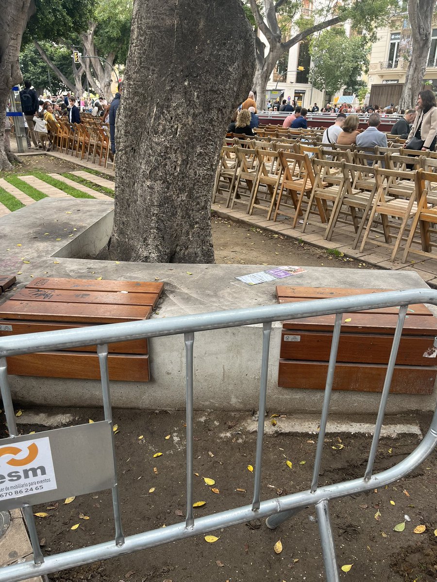 GraciaCapri's tweet photo. @pacodelatorrep me podría decir quién ha decidido que esto sea una zona para fumadores exclusiva de los usuarios de las sillas. Si eso que las personas mayores, niñ@s… se sienten en el suelo. #verguenza #todoprivatizado @AscoMalaga https://t.co/KOIACwGv69