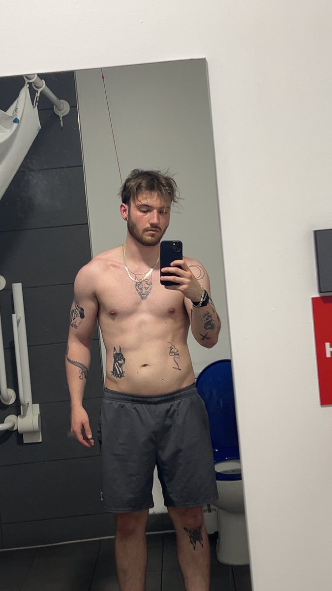 luushezz's tweet photo. Life has been hard lately but the month and a half of cutting has been crazy (and i cut my hair) https://t.co/M7HXaopaPc