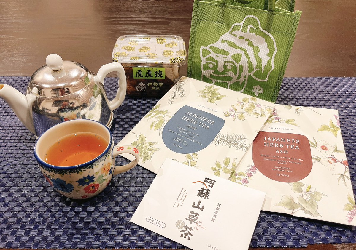 Dianthuser's tweet image. 以前よりずっと気になっていた #阿蘇薬草園 🌿
試飲させてもらい購入
香りと味に癒されます🫖
アンティークの店 #TOMMYS   で昔飼っていた🦮イングリッシュ•セッターの置物を見つけ感激☺️亡き父を思い出します
#阿蘇
#阿蘇神社
#鶯の声が聞こえる