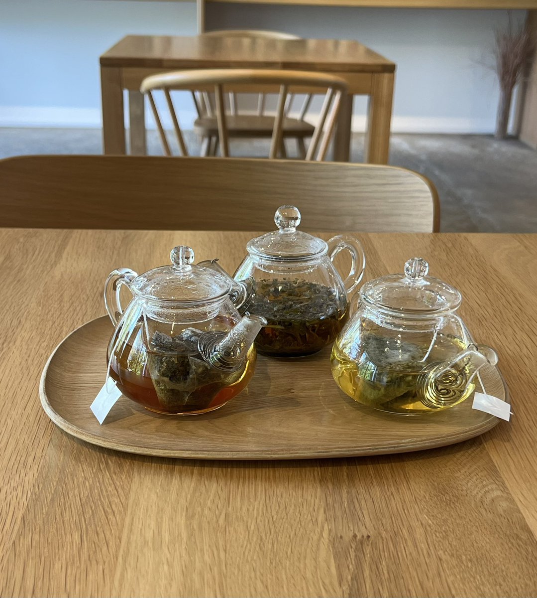 Dianthuser's tweet image. 以前よりずっと気になっていた #阿蘇薬草園 🌿
試飲させてもらい購入
香りと味に癒されます🫖
アンティークの店 #TOMMYS   で昔飼っていた🦮イングリッシュ•セッターの置物を見つけ感激☺️亡き父を思い出します
#阿蘇
#阿蘇神社
#鶯の声が聞こえる