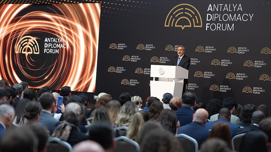 anadoluajansi's tweet photo. Dışişleri Bakanı Hakan Fidan, Antalya Diplomasi Forumu'nun kapanış töreni kapsamında düzenlenen basın toplantısında konuştu

— Antalya Diplomasi Forumu’nda 155 ülkeden 21 devlet ve hükümet başkanı ile 64'ü bakan olmak üzere 6 bini aşkın kişiyi ağırladık

— (Erdoğan-Trump görüşmesi) Çalışmalar devam ediyor. Görüşme ABD'de mi Türkiye'de mi olacak, çalışması devam eden konular

— (Cumhurbaşkanı Erdoğan'ın Suriye ziyareti) Genel itibarıyla böyle bir niyeti mevcut, uygun şartlar, tarih ve zemin üzerinde çalışıyoruz

 https://t.co/4nykXlA78q