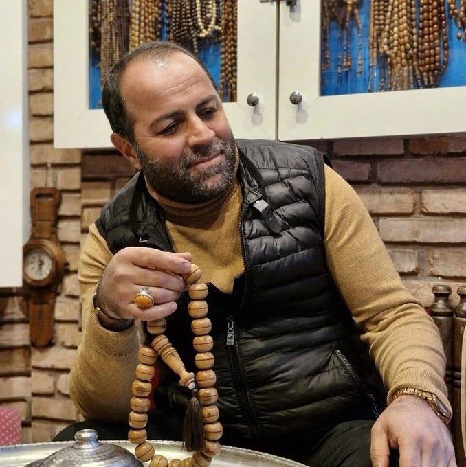 Üsküdar gülfem sokakta büyük emeği olan, çayıyla tat, tesbihiyle sanat, muhabbetiyle renk katan abimiz Kenan Hamarat uğradığı saldırı sonucu hayatını kaybetmiş. 2 güzel yavrusu ve eşinden kopardı caniler. 
Başımız sağolsun. 

#kenanHamarat
#Üsküdar
#TesbihÇayEvi