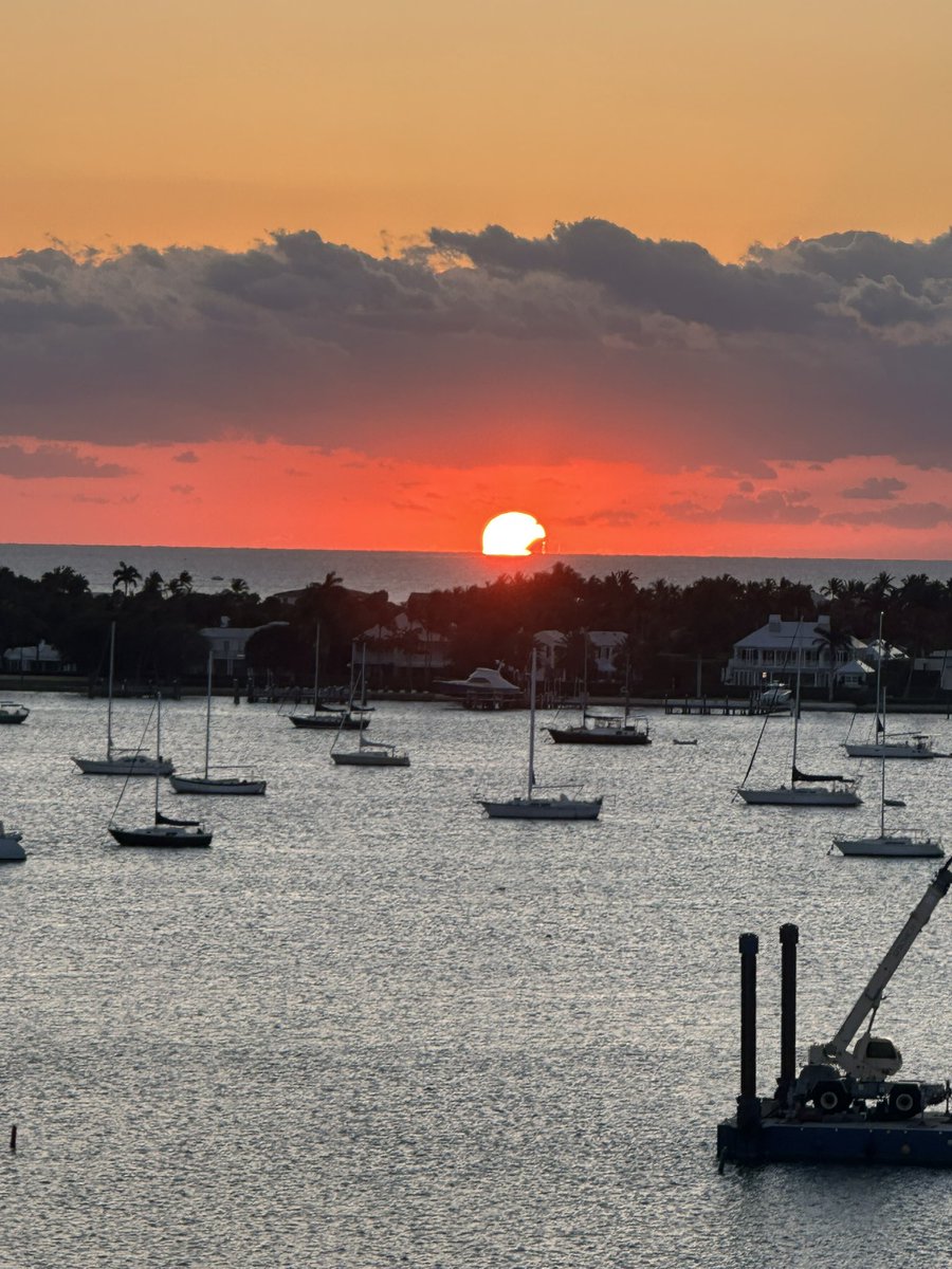 AOuvier's tweet photo. Sunday Work in @hew_jupiter and back in time for that sunrise #WestPalmBeach #hardexercise #hardexerciseworks #hew #hewfitness #hewjupiter https://t.co/fDjordBLy6