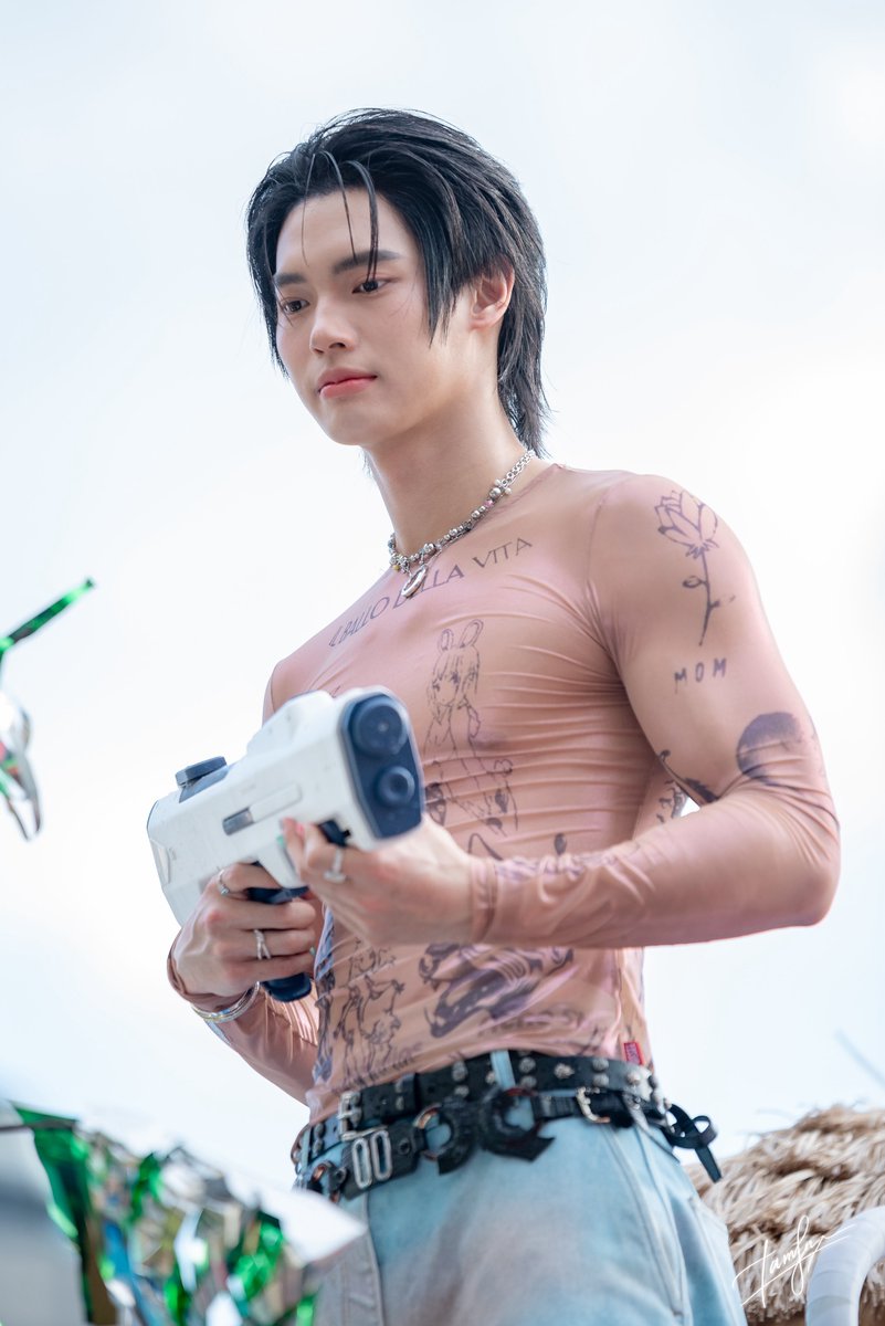 iampk_z's tweet photo. นี่ว่าปืนฉีดน้ำต้องหนักมากแน่ ๆ 💪🏻

WIN SONGKRAN KING POWER
#KingPowerSongkran2025xWinMetawin 
#winmetawin @winmetawin https://t.co/Ws1ygs1J02