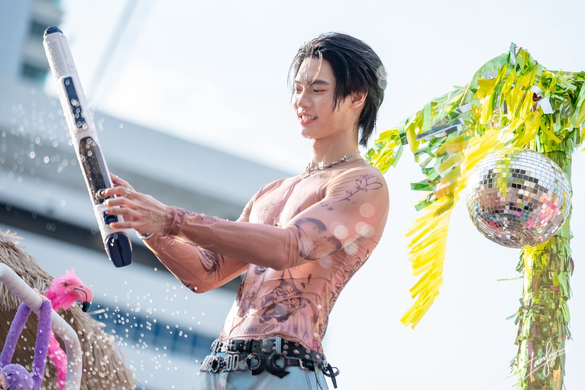iampk_z's tweet photo. นี่ว่าปืนฉีดน้ำต้องหนักมากแน่ ๆ 💪🏻

WIN SONGKRAN KING POWER
#KingPowerSongkran2025xWinMetawin 
#winmetawin @winmetawin https://t.co/Ws1ygs1J02