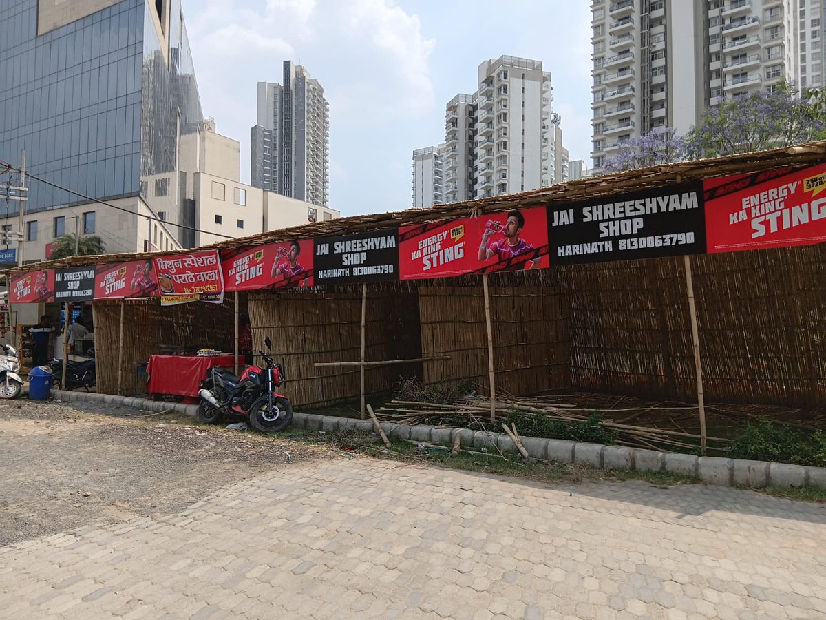 kamaljk77's tweet photo. Illegal dhaba without any approvals on the green belt right outside main gate of @m3mmerlin sector 67, no legal action by @gurgaonpolice or any department #landgrabbing #RajanBhatt #UrbanPlanning #Gurgaon
#EncroachmentFreeGurgaon https://t.co/AnzGcO2xSd