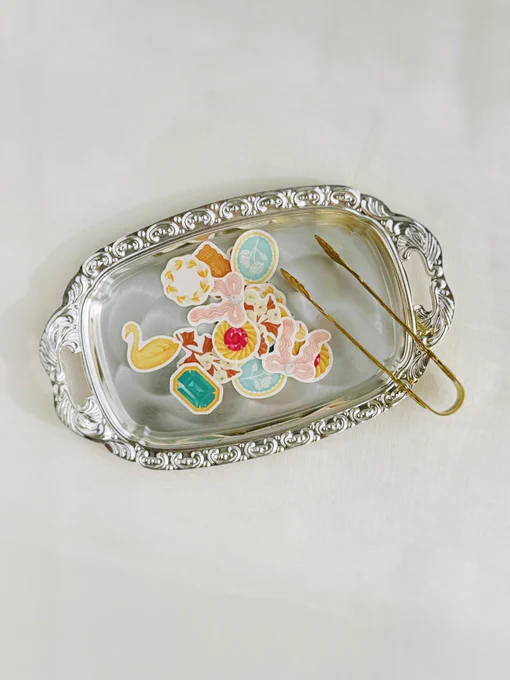 「ア・ラ・カル堂お菓子の100枚レターブック」出版記念展 手紙舎 前橋店 2025年4月16日(水)〜5月11日(日) 群馬県前橋市千代田町2丁目10-2 comm B1F 書籍のご購入で特典ポストカードがついてきます!ほか、色構成や作例の展示、オリジナル&コラボステーショナリーの販売やシールビュッフェなど開催!