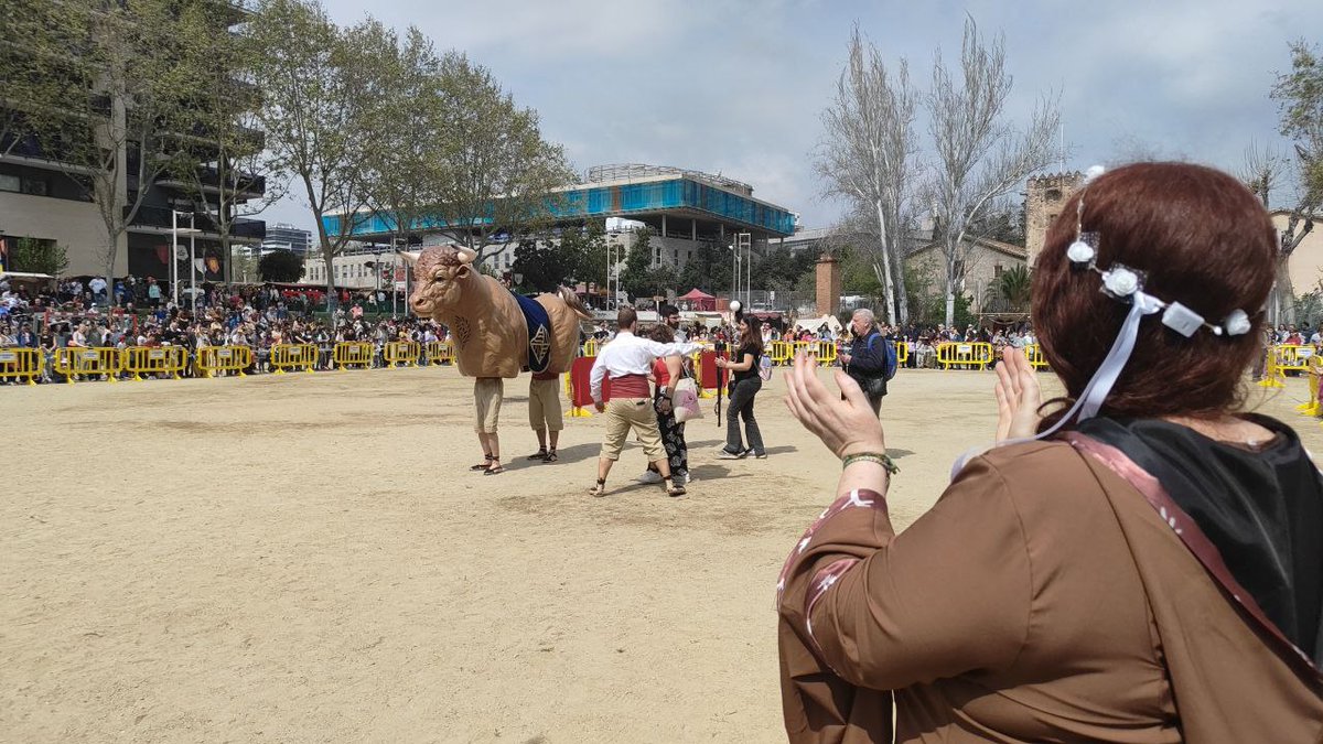 Alex Montornès (@alex_montornes) on Twitter photo La <a href="/BdnMedieval/">Festa Medieval Bdn</a> ha fet un homenatge merescut a l'Alcaldessa Maite Arqué per ara fa 25 anys apostar per aquest projecte que avui forma part del patrimoni de #Badalona. La ciutat dels petons i les abraçades que somiava en ser gran.
És un honor escoltar el seu anàlisi de la ciutat. La <a href="/BdnMedieval/">Festa Medieval Bdn</a> ha fet un homenatge merescut a l'Alcaldessa Maite Arqué per ara fa 25 anys apostar per aquest projecte que avui forma part del patrimoni de #Badalona. La ciutat dels petons i les abraçades que somiava en ser gran.
És un honor escoltar el seu anàlisi de la ciutat.