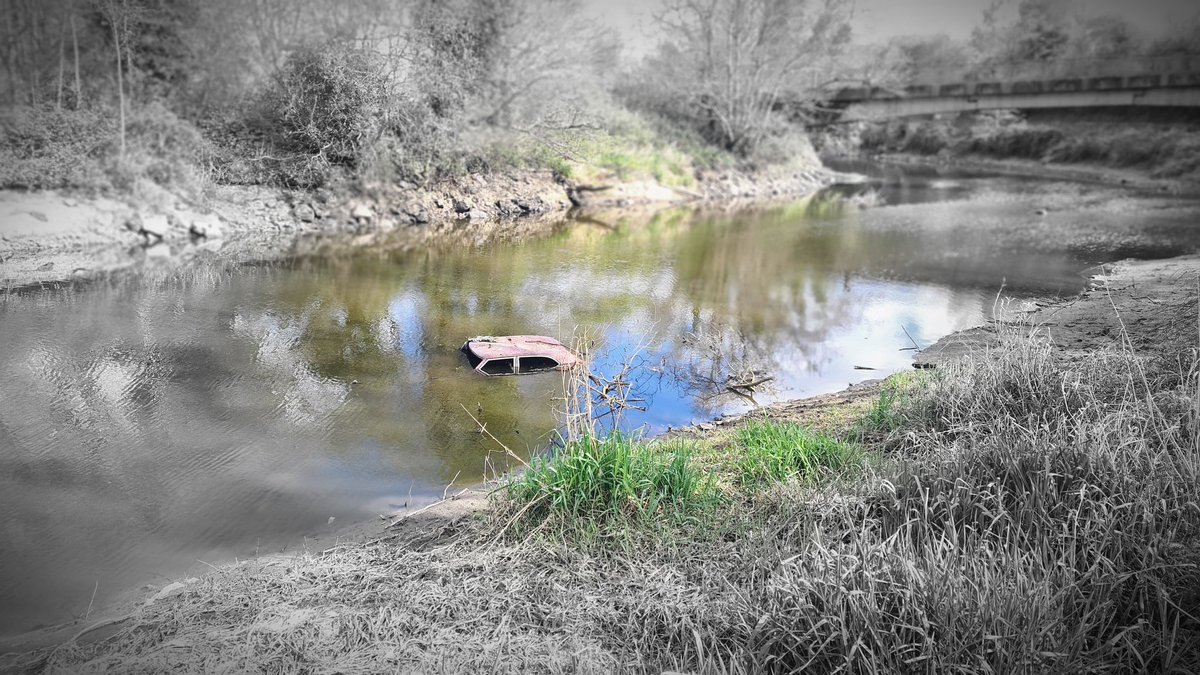 rabkennedy01's tweet photo. A beautiful this morning down the toe path at Lisburn.
Yes that's a car in the river.
Story is it was from a robbery in the 1970's.
Wonder any loot in the boot.
Working at the Hilden Weir hense the river being so low.@angie_weather @barrabest @bbcniweather @WeatherCee https://t.co/NdXn4uPgIH