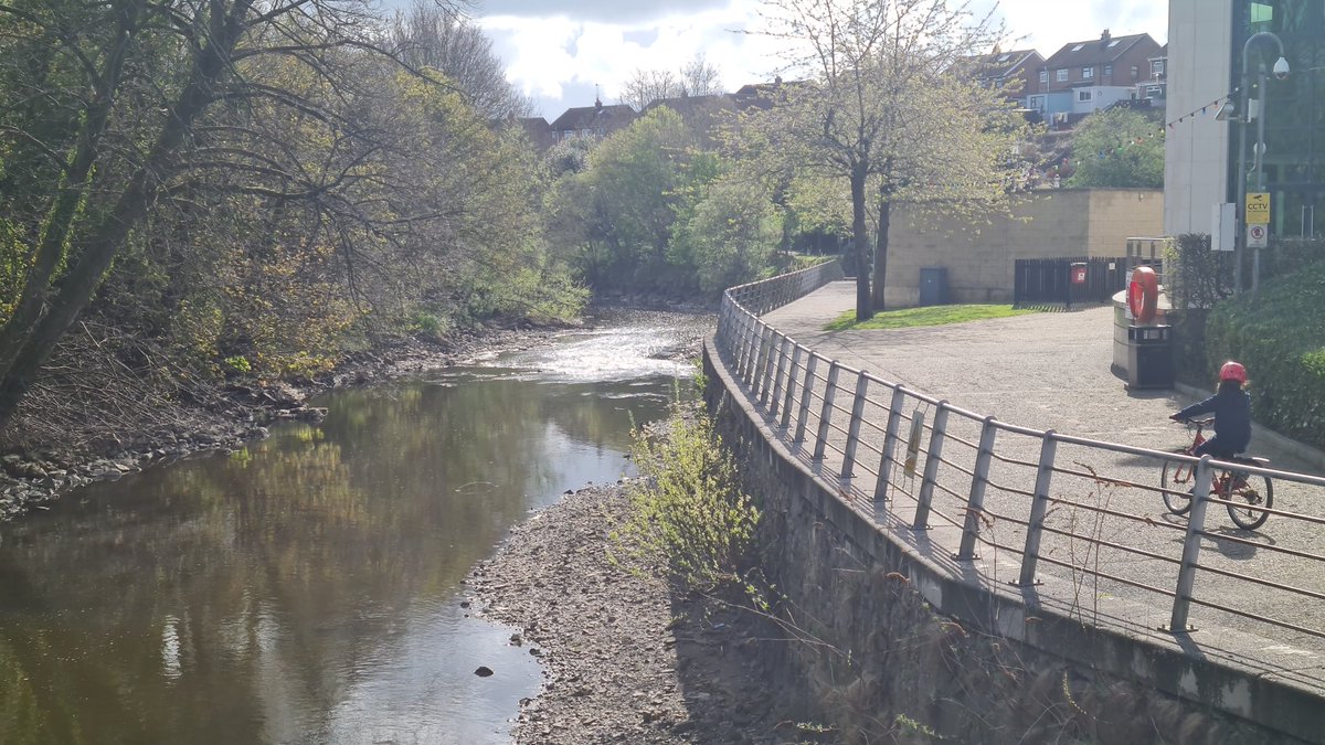 rabkennedy01's tweet photo. A beautiful this morning down the toe path at Lisburn.
Yes that's a car in the river.
Story is it was from a robbery in the 1970's.
Wonder any loot in the boot.
Working at the Hilden Weir hense the river being so low.@angie_weather @barrabest @bbcniweather @WeatherCee https://t.co/NdXn4uPgIH