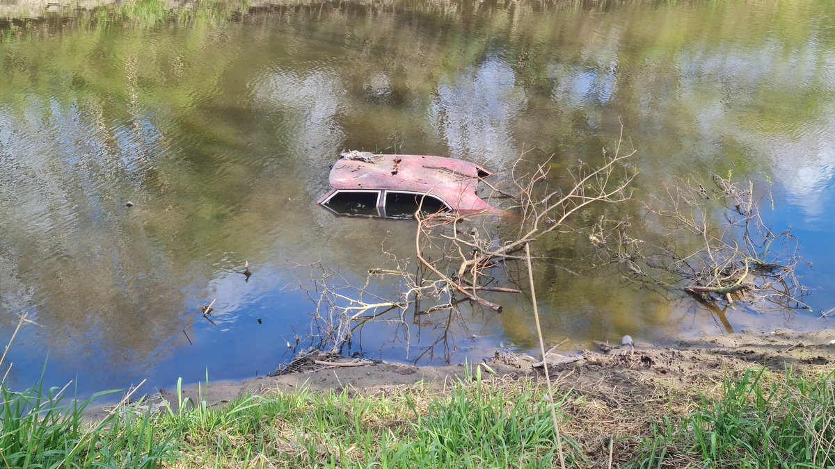 rabkennedy01's tweet photo. A beautiful this morning down the toe path at Lisburn.
Yes that's a car in the river.
Story is it was from a robbery in the 1970's.
Wonder any loot in the boot.
Working at the Hilden Weir hense the river being so low.@angie_weather @barrabest @bbcniweather @WeatherCee https://t.co/NdXn4uPgIH