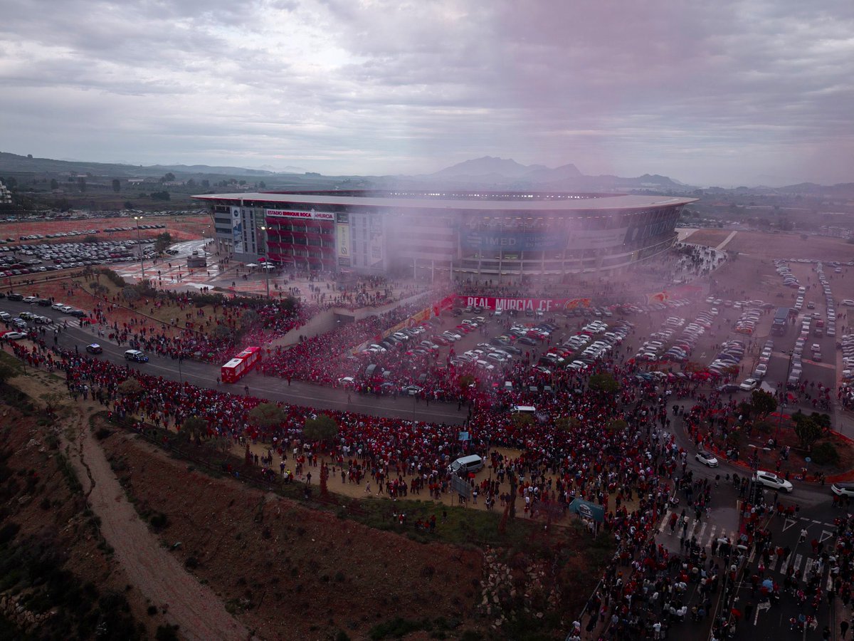Está foto es para enmarcarla. 

El mural es una burrada como queda en la fachada del estadio.

📸 <a href="/realmurciacfsad/">Real Murcia CF</a>